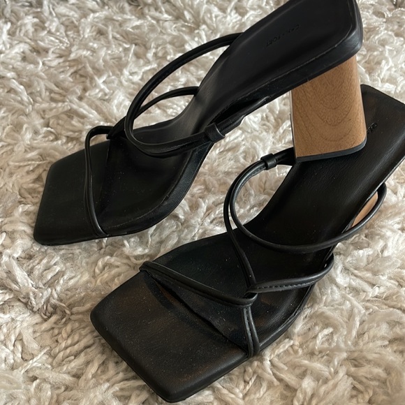 Oak and Fort sandal Heels - size 7 - Picture 2 of 4